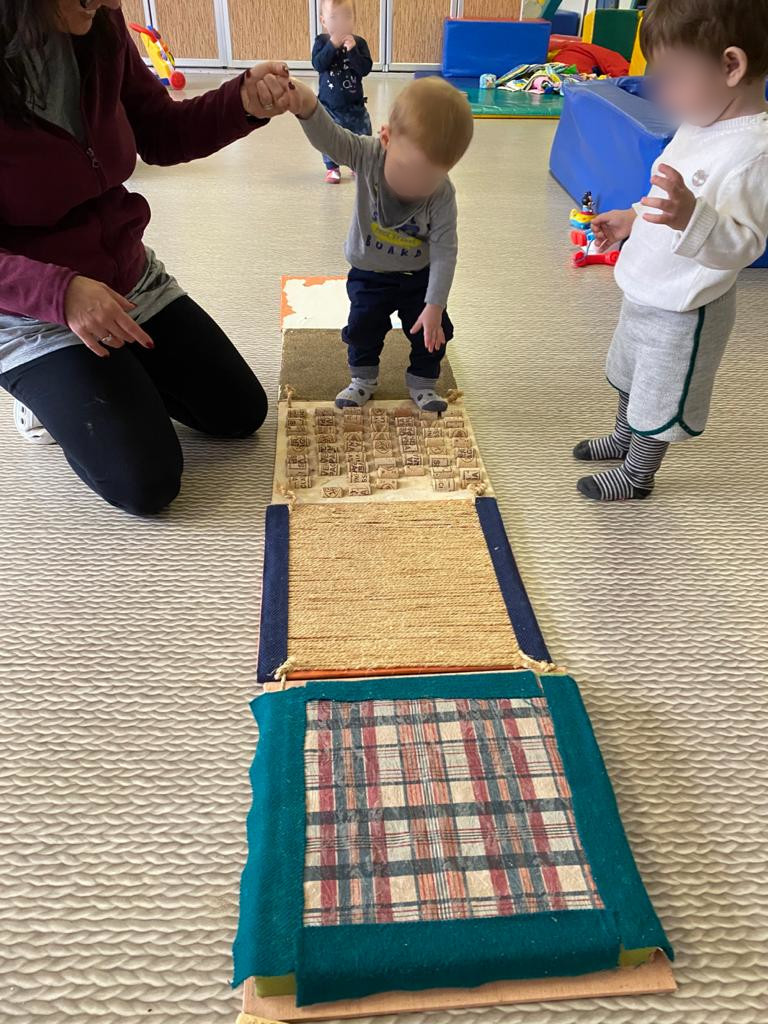 Bambini sul pavimento