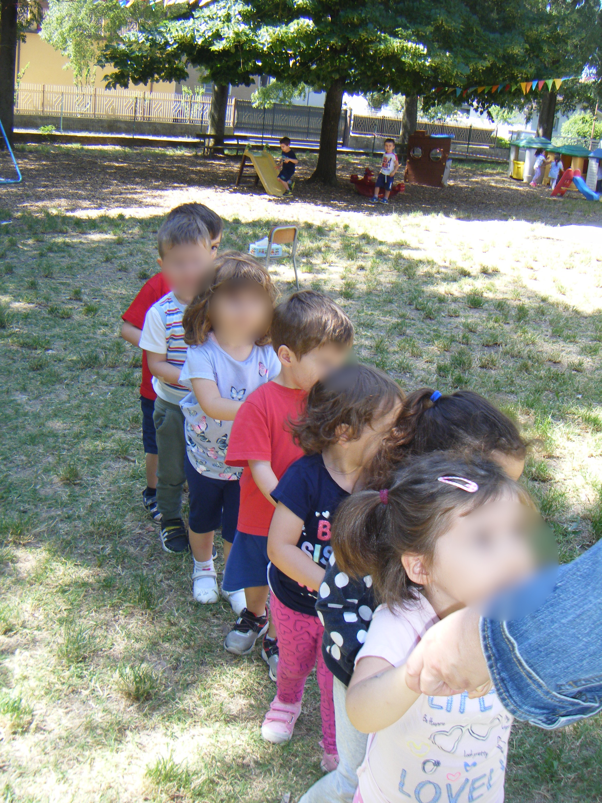 Bambini in fila indiana