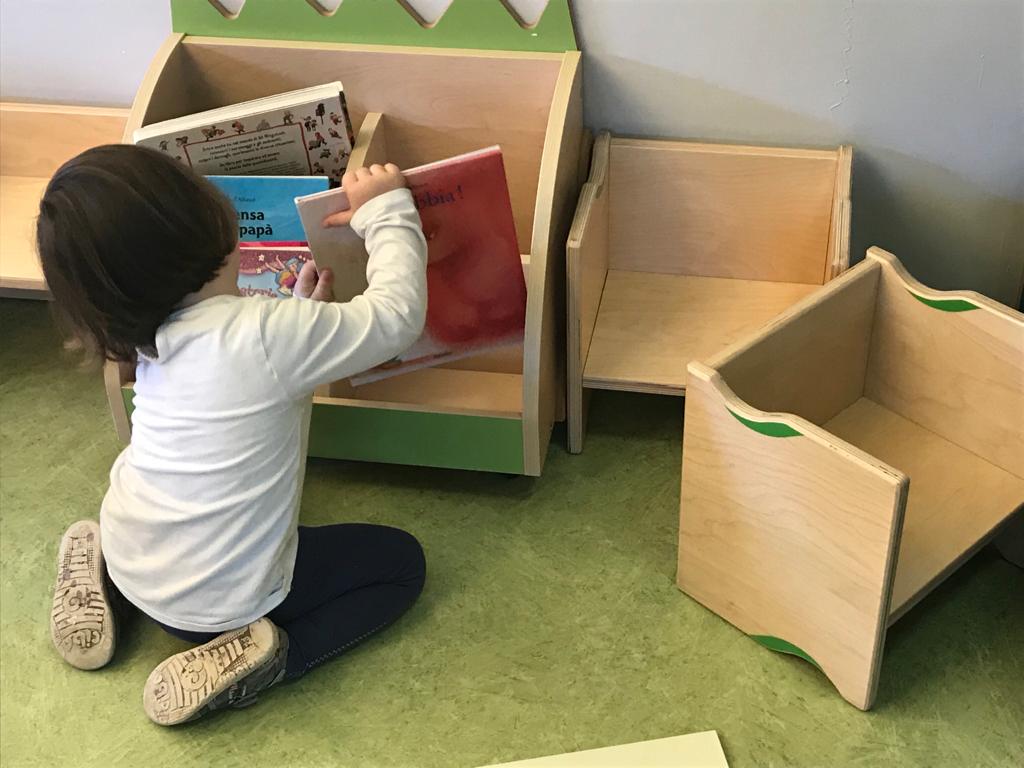 Bambina ordina libri
