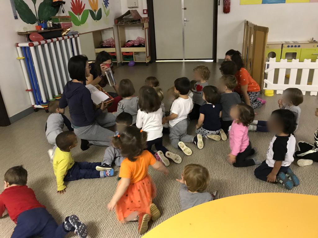 Bambini seguono la maestra