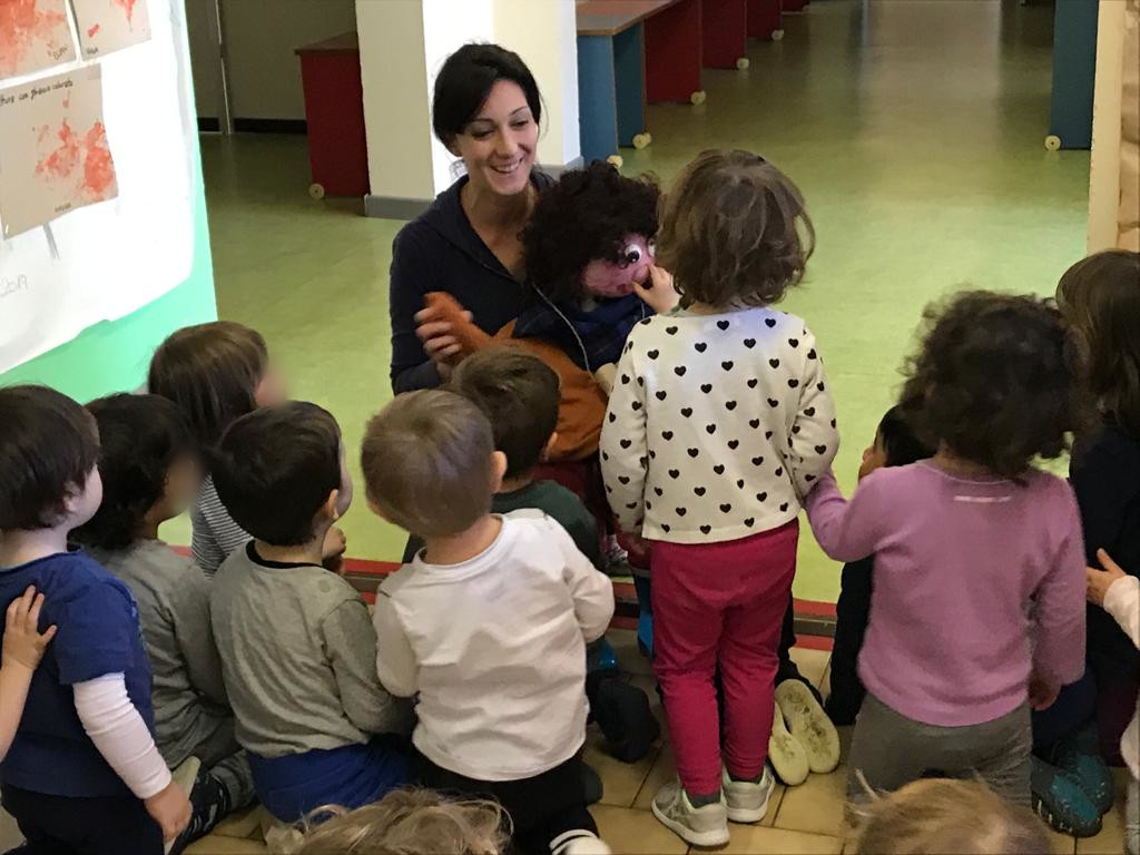 Bambini giocano con la maestra