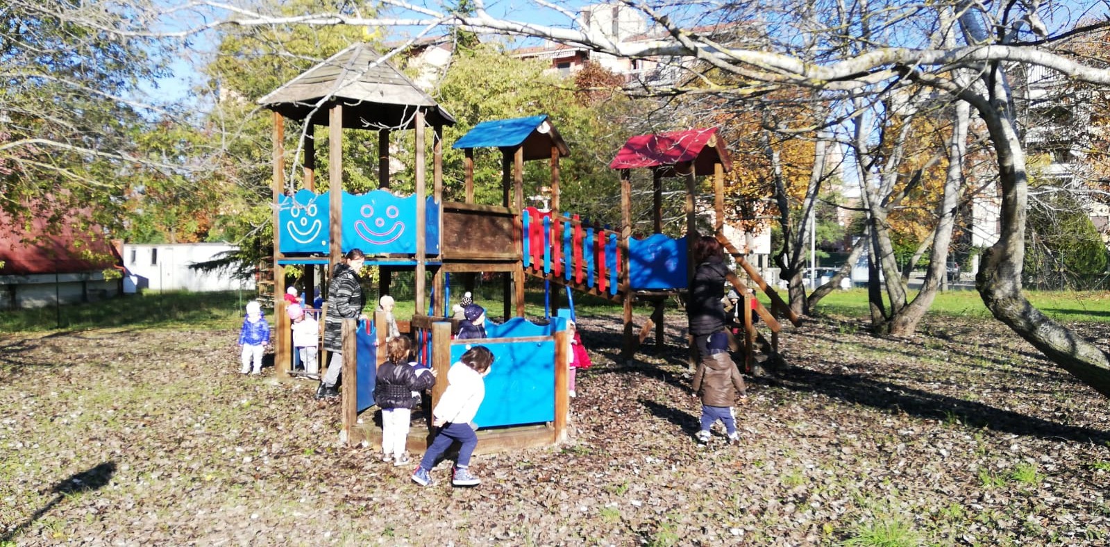 Bambini al parco giochi
