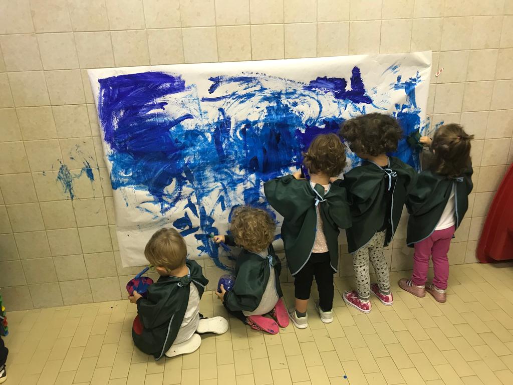 Bambini disegnano sul muro