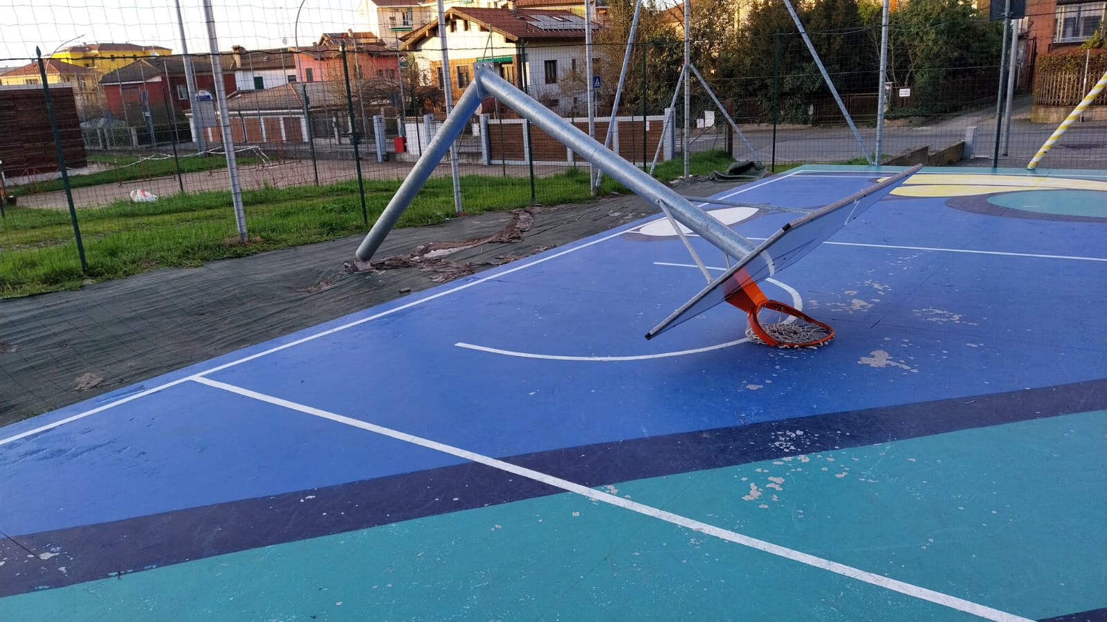 Atto vandalico alle scuole Martiri